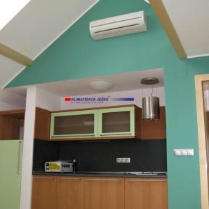 Nástěnná klimatizace v členitém prostoru podkrovní kuchyně