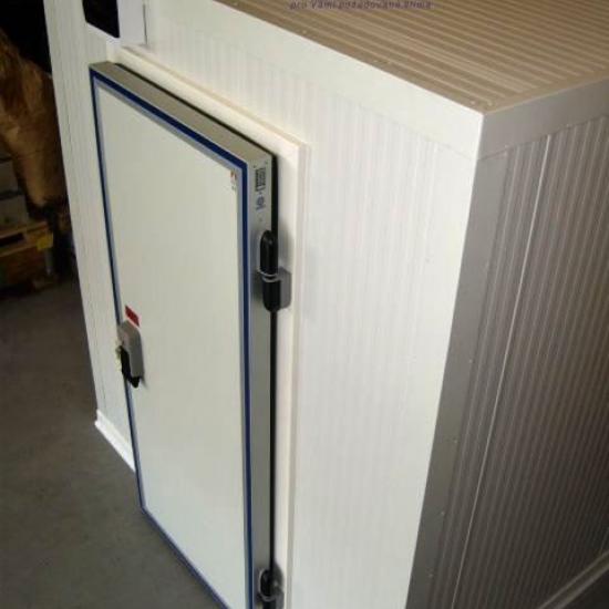 Chladící box postavený samostatně na volném prostoru v izolované skladové hale s rozmezím chlazení v zavřeném boxu od 7° do 15°C.